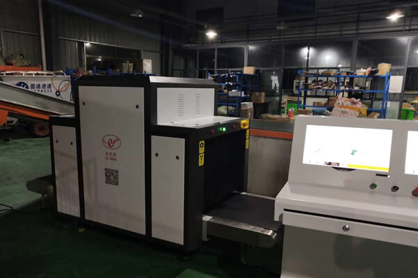 圓通快遞正在使用創(chuàng)藝龍安檢機(jī)檢測(cè)